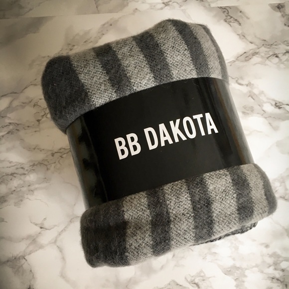 BB Dakota Poncho in Charcoal - Picture 4 of 6